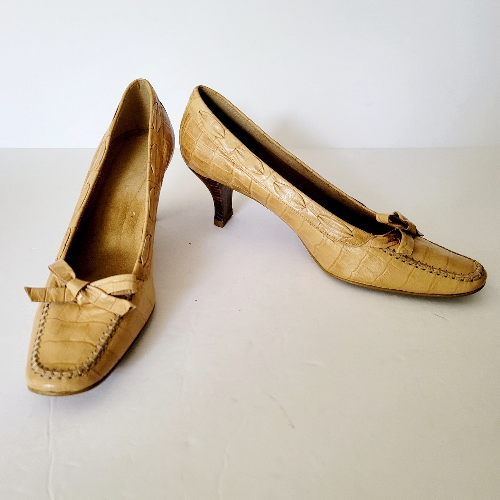 Stuart Weitzman tan pumps size 7M moc toe croc embossed leather
